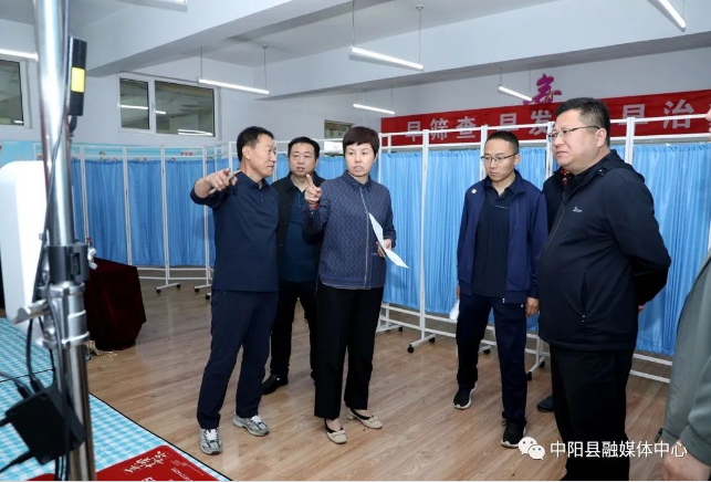 政府县长孙燕飞就卫生健康重点工作进行调研
