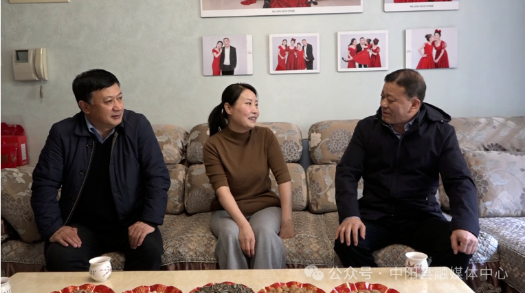 任海涛春节前走访慰问优秀教师