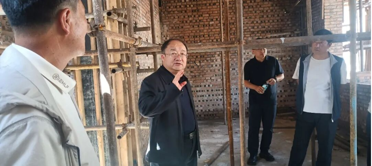 刘海生在宁乡镇太高移民新村就危房改造项目建设进行调研