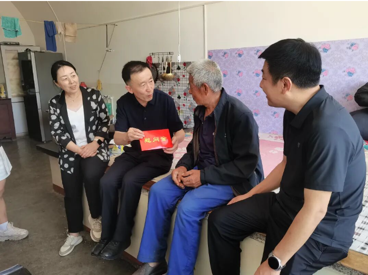 贺向亮深入暖泉镇开展“七一”慰问暨重点工作调研活动