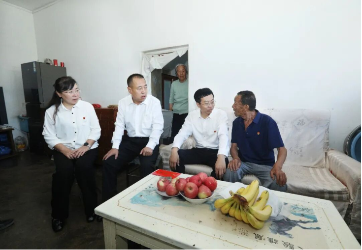 县委书记王峰开展“七一”走访慰问活动