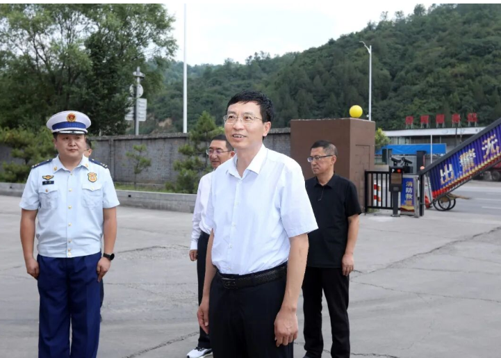 县委书记王峰开展“八一”走访慰问活动